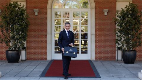 El nuevo ministro de Sanidad, José Miñones, posa con su cartera a su llegada a la reunión del Consejo de Ministros en el palacio de la Moncloa, el 28 de marzo 