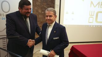 P&eacute;rez Torres, a la derecha de la imagen, y el presidente de la Confederaci&oacute;n de Empresarios de Ferrol, Crist&oacute;bal Dobarro, en el acto en el que la patronal le concedi&oacute; su medalla de oro.