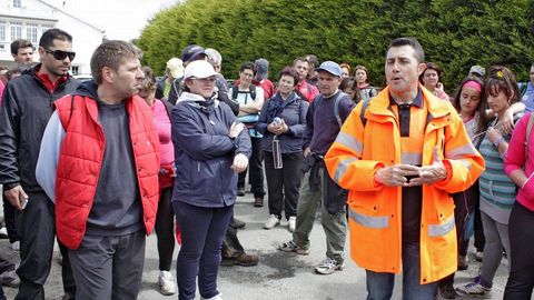 Andainas Co�ece a Costa da Morte. Ruta por el Anll�ns (Ponteceso). Javier Couto explicando los prodigios de la Casa do Demo, en Anll�ns, ante la atenta mirada del edil de Fisterra, Santiago Insua.