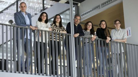 Jos Tubo, a la izquierda, el investigador responsable del proyecto con parte de su equipo en el Cimus de Santiago