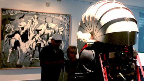 Dos visitantes, entre las obras de Juan Barjola y Mar�a Castellanos y Alberto Valverde