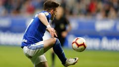 Viti controla un bal�n en el Real Oviedo-Granada