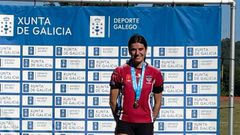 Carmen Garc&iacute;a en lo alto del podio con la medalla de oro de campeona gallega sub-23 de 400 vallas