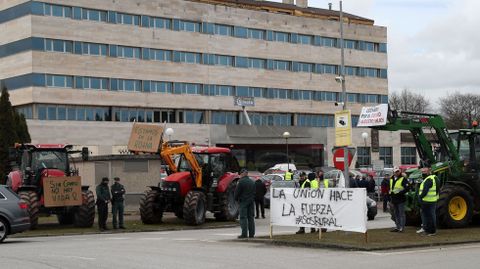 Tractores en el pol�gono de Silvota