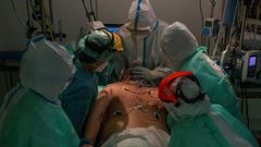 Sanitarios atienden a un paciente con coronavirus en la unidad de reanimacin (REA) del Complejo Universitario de Ourense, este mircoles. Agotados pero al pie del can un da tras otro. As estn en crticos. No en vano, es la mejor definicin del estado de nimo de los profesionales sanitarios que lidian con los contagios de la covid-19, tanto desde Cuidados Intensivos (UCI) como en REA, unidad de vigilancia postquirrgica.