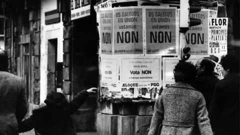 Carteles contrarios ao Estatuto de autonoma cando se presentou cos primeiros recortes