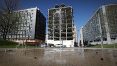 Dos edificios: la promotora en quiebra levant� sobre los solares y casas de los vecinos, a los que les hizo permutas, dos bloques en Vio�o (A Coru�a), uno de ellos, el de esta foto, un esqueleto urban�stico 20 a�os m�s tarde 
