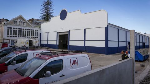 En los ltimos das se pint la fachada de la antigua nave de Escurs con los colores de A Poutada