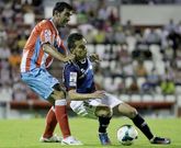 Pita presiona a un jugador del Numancia en el partido del s�bado en el �ngel Carro.