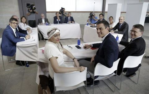 Pedro S�nchez, con el comit� de expertos que prepara el programa electoral del PSOE. 