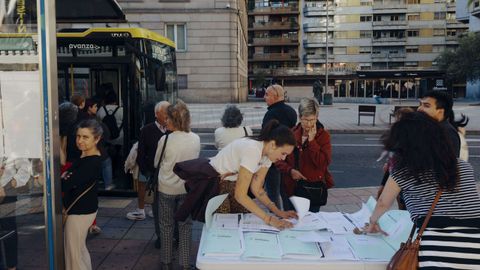 El Concello colocó ayer y el lunes una mesa informativa sobre las líneas del bus en San Lázaro.