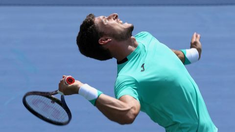 Pablo Carreno Busta de Espa�a sirve una pelota ante Miomir Kecmanovic en Cincinnati
