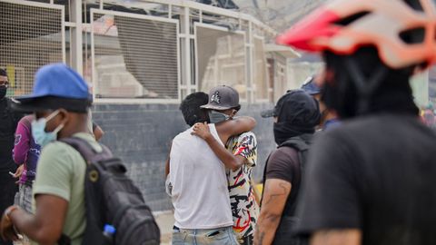 Los rescatadores reciben el cari�o de los ciudadanos ante la ausencia de las autoridades gubernamentales en las zonas m�s castigadas por el terremoto.
