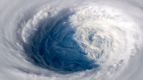 Un tifón observado desde el espacio dirigiéndose hacia Japón