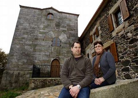 Miguel Negreira y su madre Dolores Rabu�al ante la reformada Torre de Nogueira.
