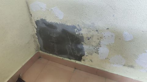 Las humedades y la falta de limpieza son problemas recurrentes en el CEIP Cidade Vella