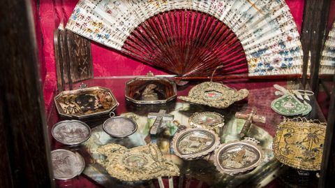 Antiguos abanicos y relicarios en el sal�n norte