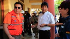  El presidente de Bolivia, Evo Morales, junto al ministro de Defensa de Bolivia, Javier Zavaleta (zquierda), este martes en la localidad de Robor (Bolivia), zona afectada por los incendios