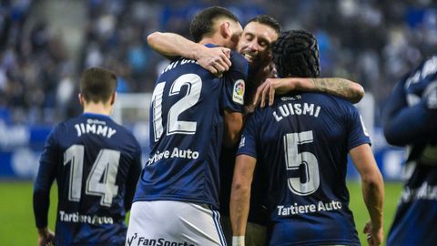 Borja Bastn, Dani Calvo y Luismi se abrazan tras el 1-0 del Oviedo en el derbi, con Jimmy en segundo plano