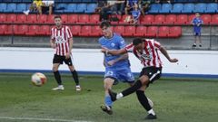 Iker Punzano presiona al keniata Athuman en el partido de la Copa Federaci�n contra los zamoranos en O Couto