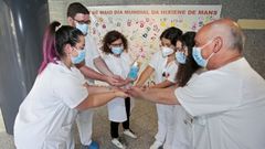 La enfermera supervisora de medicina preventiva Merche Castro, en el centro, con compa�eros en el hospital Montecelo, en Pontevedra