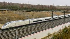 El Avril, estacionado en la nueva terminal de alta velocidad de Sanabria, desde donde parte para hacer las pruebas de homologaci�n