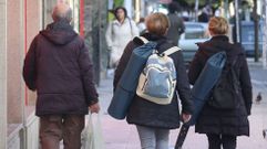 Personas paseando por Ferrol, en foto de archivo.