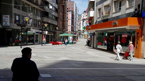 Varias personas pasean este lunes por una c�ntrica calle de Oviedo. 