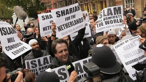 Un montaje publicado por el holand�s Geert Wilders, en el que aparec�a un pol�tico del partido Dem�cratas 66 rodeado de pancartas que amenazaban con que el Islam tomar�a Europa 