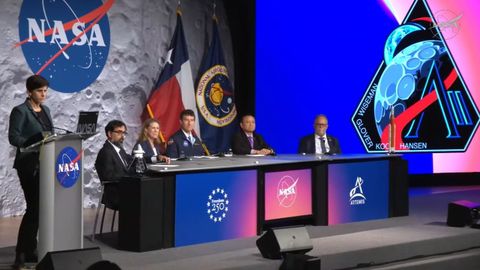 Captura de una transmisi�n de la NASA de una rueda de prensa luego de finalizar la misi�n Artemis 2.