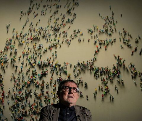 Genov�s ante una de las obras del MAC