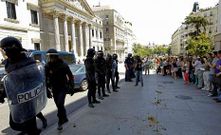 Los funcionarios que trabajan en edificios p�blicos pr�ximos a la carrera de San Jer�nimo se concentraron delante del Congreso.