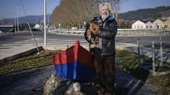 Francisco Bao con su perrita Xisca junto a la barca de Calabagueiros