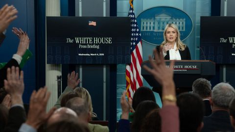 Karoline Leavitt, portavoz de la Casa Blanca, en la rueda de prensa de esta tarde