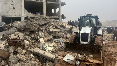 Tareas de desescombro y bsqueda de supervivientes en Jandaris, Siria, tras el impacto de un terremoto de magnitud 7,4