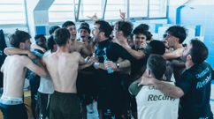 Jugadores y cuerpo t�cnico del Celta Juvenil A, celebrando el t�tulo de liga.