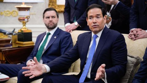 El secretario de Estado de EE.UU., Marco Rubio, en el despacho oval, junto al vicepresidente, JD Vance