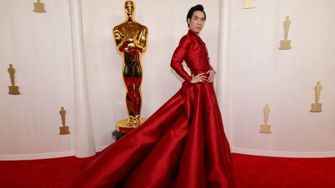 Eugene Lee Yang apost por un vestido para la alfombra roja