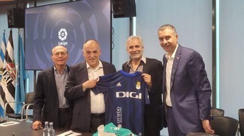 Martn Pelez y Jess Martnez, a la derecha, junto a Javier Tebas en la sede de LaLiga