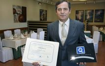 Emilio Rodr�guez compaxina a s�a faceta de adegueiro da Ribeira Sacra coa direcci�n do restaurante monfortino O Grelo<span lang= es-es >. </span>