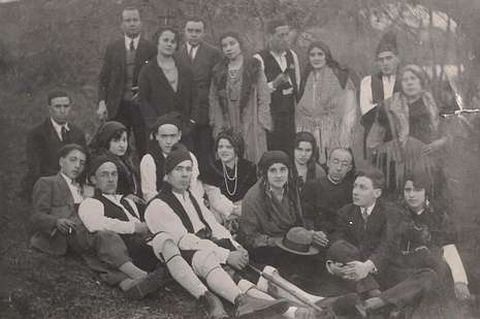 Barral tambi�n dirigi� un grupo folcl�rico (en la foto) y fund� una rondalla