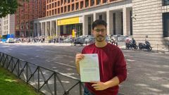 Pablo Marcos, delante del Ministerio de Sanidad, en Madrid, donde eligi&oacute; plaza esta semana