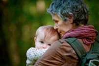 <span lang= es-es >Tr�iler</span>. En las im�genes que han trascendido de la nueva temporada se puede ver c�mo va creciendo Judith, en esta ocasi�n en brazos de Carol, a quien Rick ya perdon�. A la derecha, el anuncio en la ComiCon de San Diego del tr�iler con las primeras escenas de la quinta temporada, que comienza en Terminus.