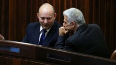 Bennett y Lapid conversan durante la sesi�n parlamentaria para elegir el nuevo presidente