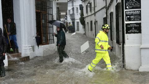 Calles inundadas en Grazalema, en C�diz 