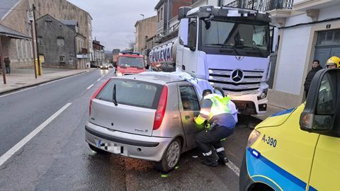 El accidente con dos fallecidos en Antas de Ulla tuvo lugar delante del consistorio