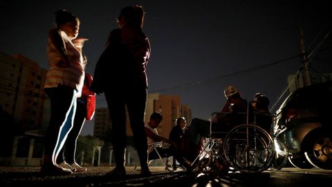 Enfermos renales aguardan en el exterior del centro de di�lisis de Maracaibo a que se recupere el suministro el�ctrico 