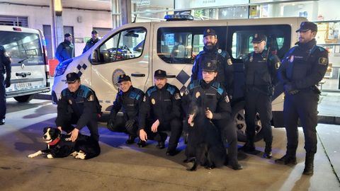 Equipo de la Polica Local de A Corua con los guas caninos