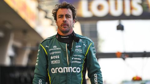 El piloto Fernando Alonso, serio durante un nuevo test de pretemporada en Bar�in.