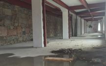 Agua de filtraciones y pintadas en uno de los bajos del Parrote.